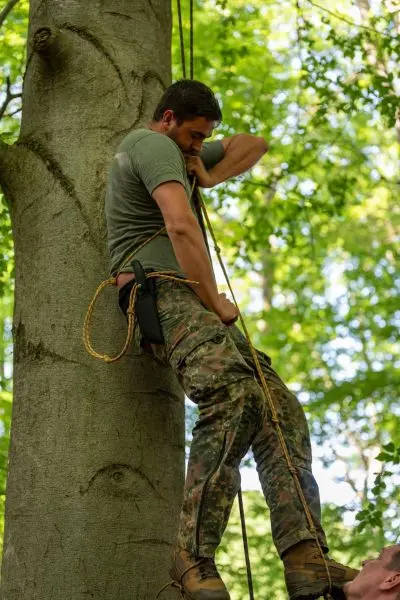 Seiltechnik wird an einem Baumstamm zur Fortbewegung angewendet