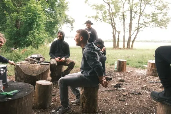 Holzstämme dienen als Sitzgelegenheiten in einer Waldlichtung