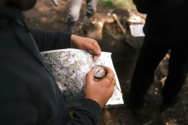 Karte wird mit einem Kompass zur Orientierung genutzt