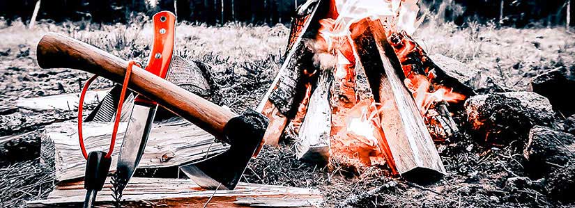 Outdoormesser, Beil und Säge beim Lagerfeuer im Survivalcamp Survival Training in Thüringen mit Ronny Schmidt