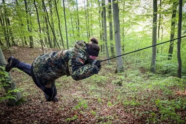 Seilbrücke wird zur Fortbewegung im Wald genutzt