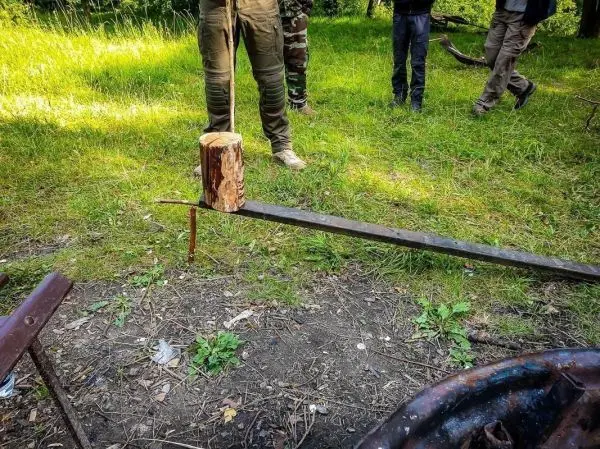 Holzstück wird auf einer improvisierten Vorrichtung zum Spalten fixiert