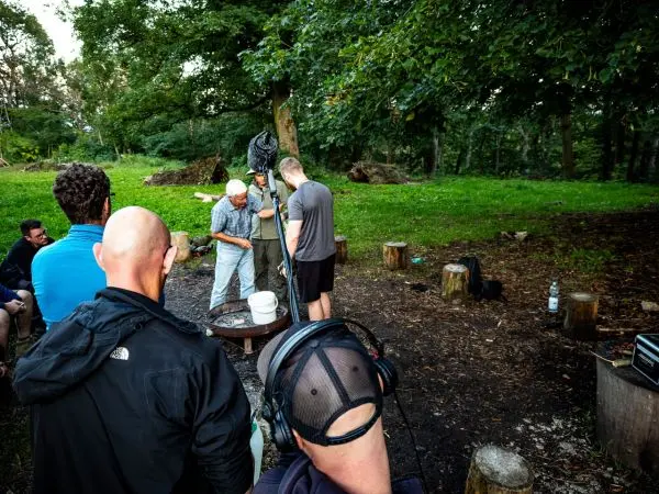Ein Mann demonstriert eine Wasseraufbereitungstechnik mit einem Eimer und einem Seil