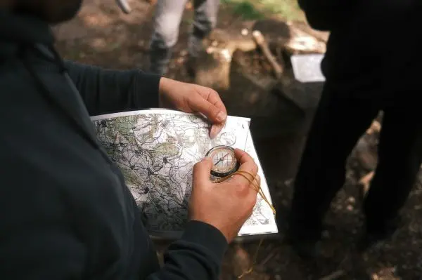 Karte wird mit einem Kompass zur Orientierung genutzt