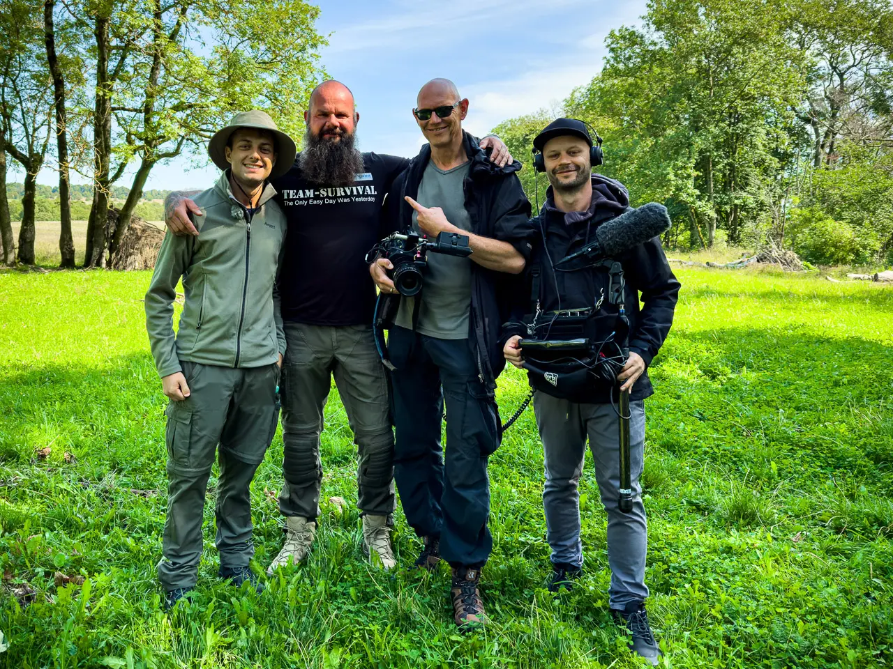 Ronny Schmidt mit RTL-Reporter, Kameramann und Tonmann beim Survival Training