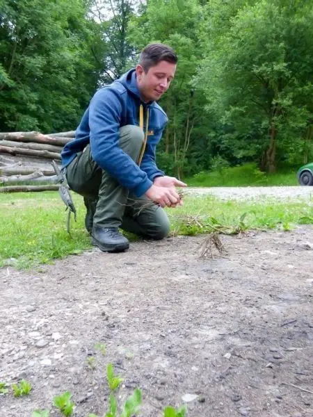 Zunder wird auf dem Boden vorbereitet und mit einem Feuerstahl bearbeitet