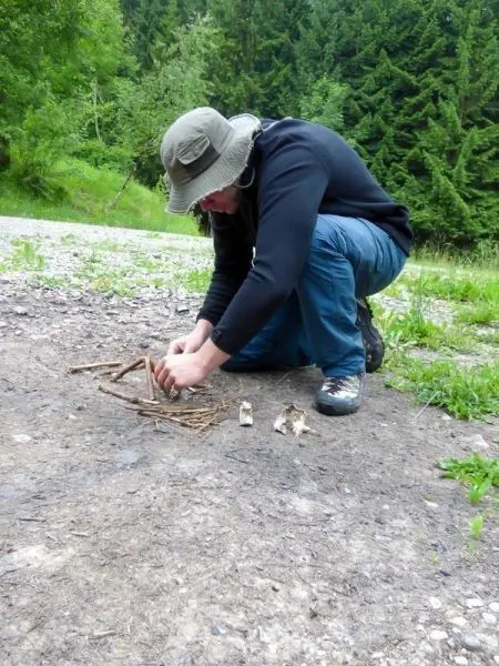 Zunder wird aus kleinen Ästen und Rinde vorbereitet