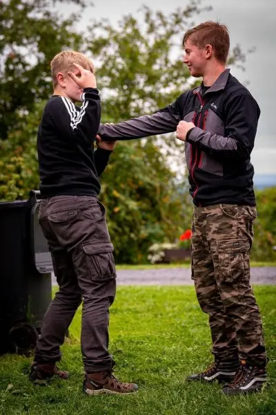 Junge übt eine Selbstverteidigungstechnik mit einem Partner im Freien