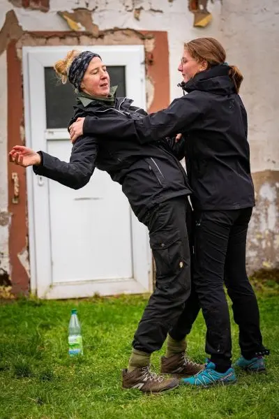 Person hilft anderer Person beim Stützen im Freien
