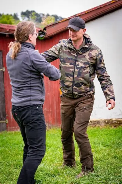 Person übt eine Technik mit einer anderen Person im Freien