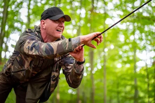 Seil wird mit beiden Händen gespannt und auf eine Zielrichtung ausgerichtet