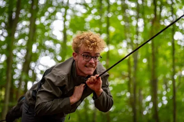 Seilbrücke wird mit einer Stange gesichert