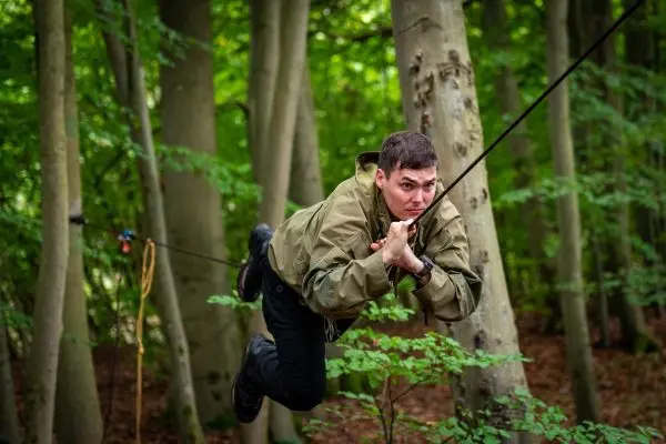 Seilbrücke wird über Baumstämme zur Fortbewegung genutzt