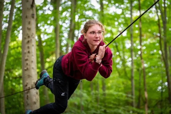 Seilbrücke wird von einer Person überquert