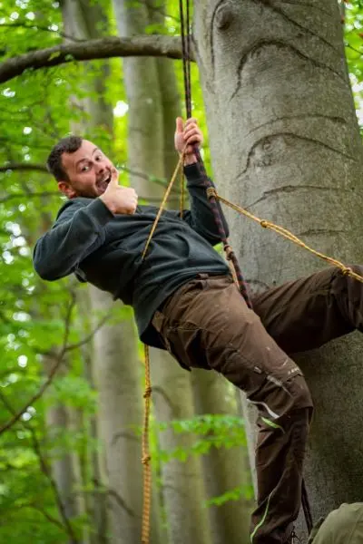 Seiltechnik wird an einem Baumstamm demonstriert