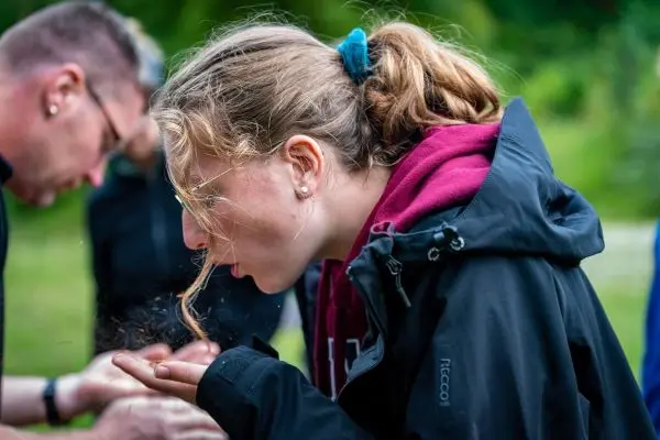 Zunder wird in der Hand gehalten und mit Atemluft angeblasen