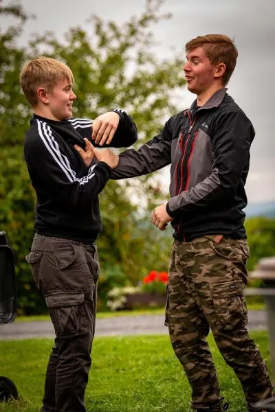 Zwei Personen üben eine Selbstverteidigungstechnik im Freien