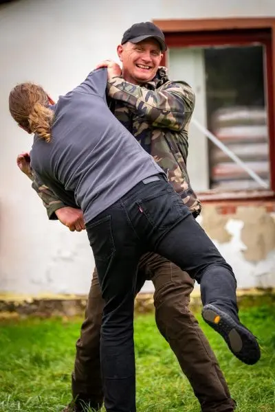 Zwei Personen üben einen Nahkampfgriff im Freien