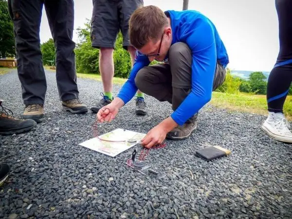 Karte und Kompass werden zur Orientierung auf dem Boden genutzt