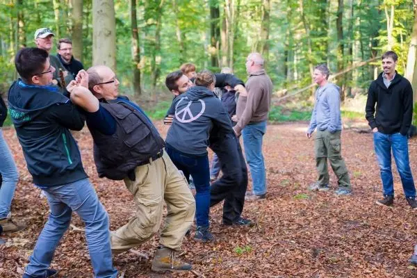 Gruppendynamik beim Training in einem Waldgebiet mit mehreren Teilnehmern