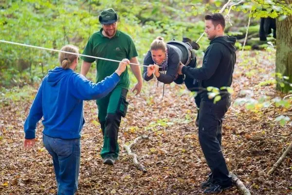 Seil wird verwendet, um eine Person über den Boden zu ziehen