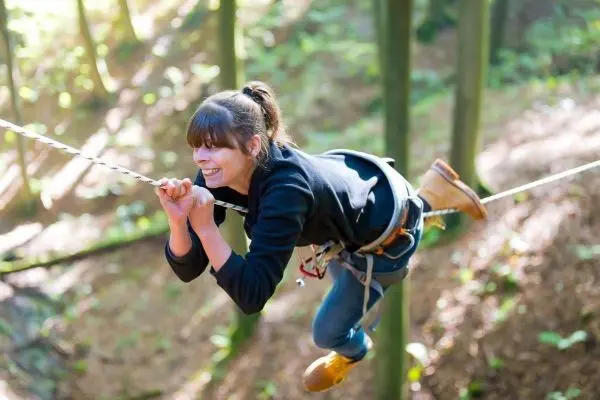 Seilbrücke wird von einer Person überquert