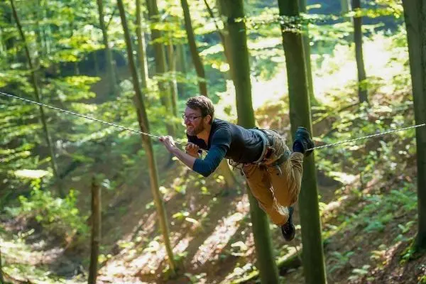 Seilbrücke wird zur Fortbewegung zwischen Bäumen genutzt
