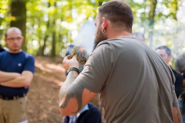 Zunder wird in der Hand gehalten und mit Funken entzündet