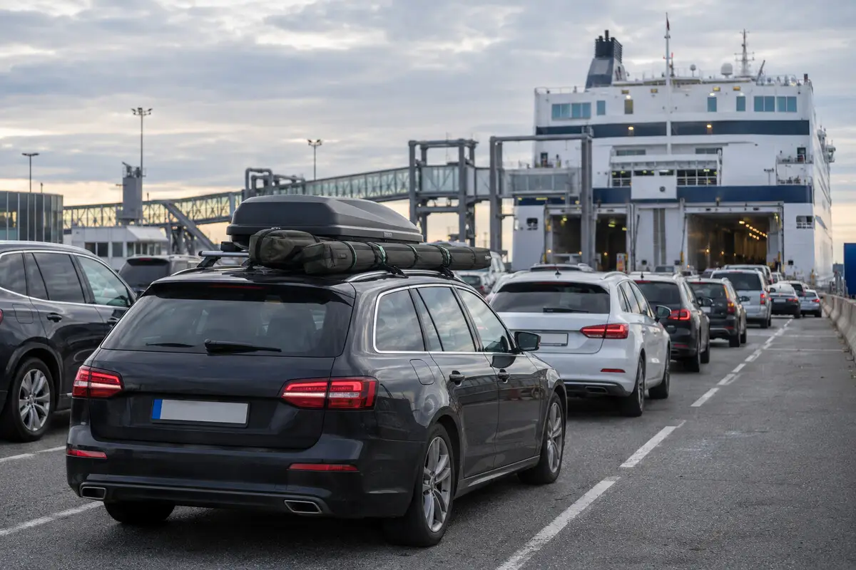 Auto mit verpackter Angelausrüstung in der Wartespur vor einer Fähre nach Norwegen