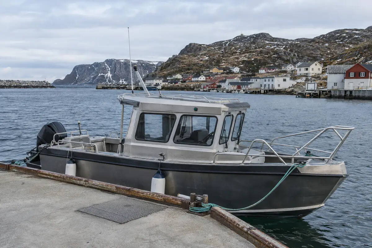 Robustes Aluminium-Kabinenboot im Hafen eines Fischerdorfes in Finnmark