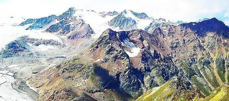 Alpen im Winter. Verschneite hohe Berge Survival-Überquerung der Alpen auf dem E5