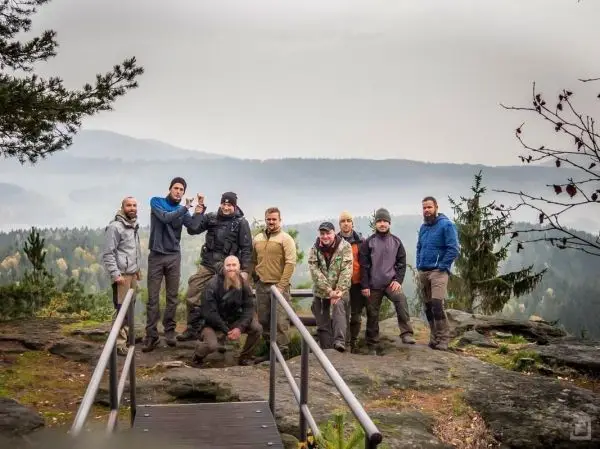 Gruppe von Personen posiert auf einer Aussichtsplattform in der Natur