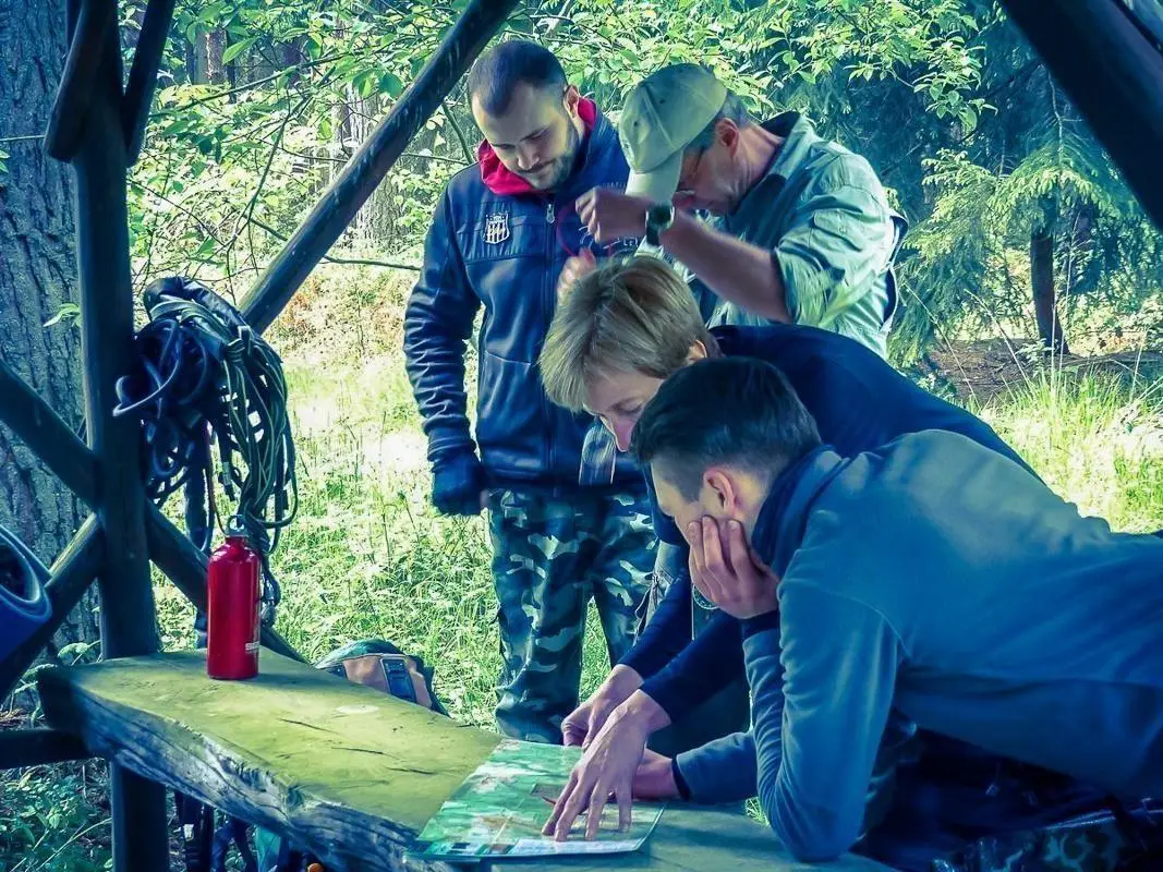 Gruppendiskussion über eine Karte auf einem Tisch im Freien