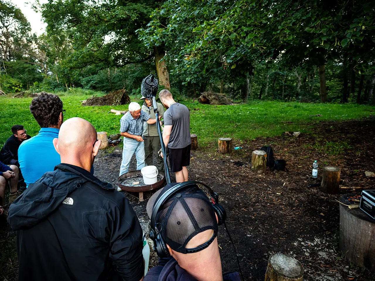 RTL-Reporter Luke beim Schlachten eines Kaninchens im Survival Training in Thüringen