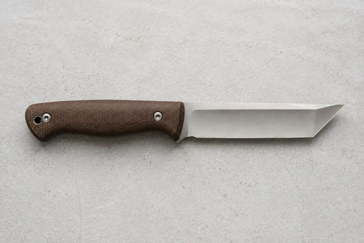 Tanto-Klinge eines Outdoormessers in der Seitenansicht