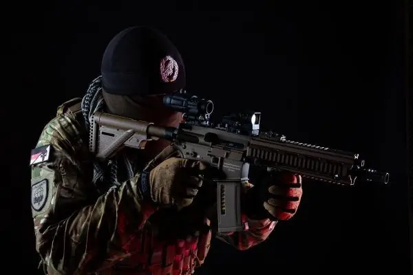 Soldat hält ein Gewehr mit Zielfernrohr in der Schussposition