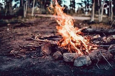 Feuerstelle im Wald mit brennendem Feuer
