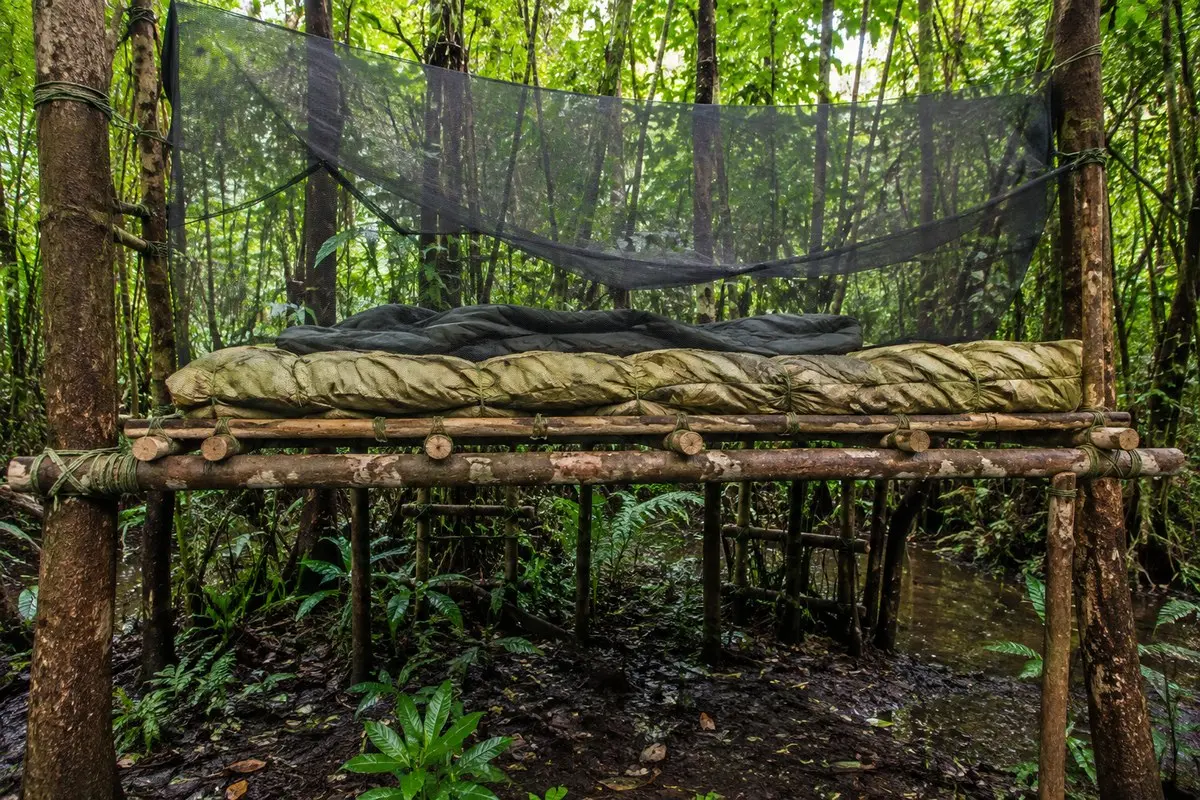 Erhöhtes Swamp Bed mit trockener Liegefläche und Moskitonetz