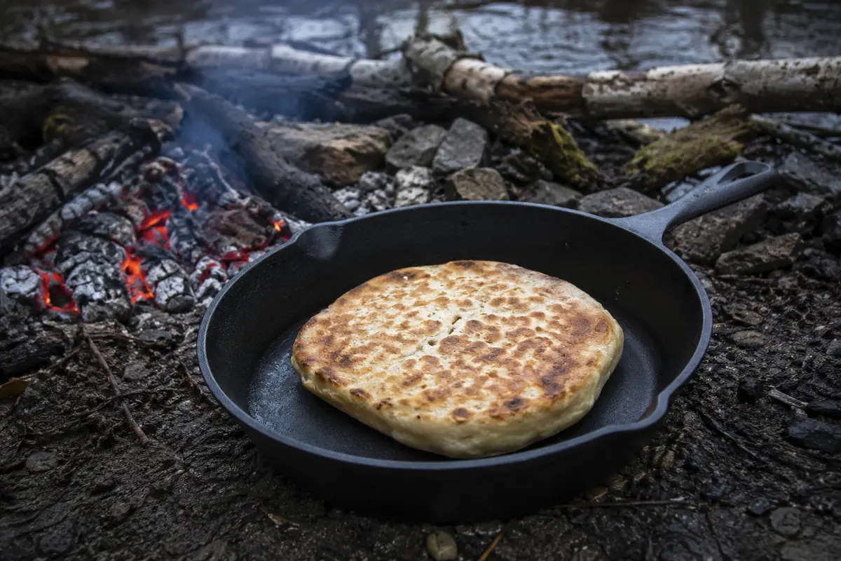 Bannock-Fladenbrot in einer gusseisernen Pfanne
