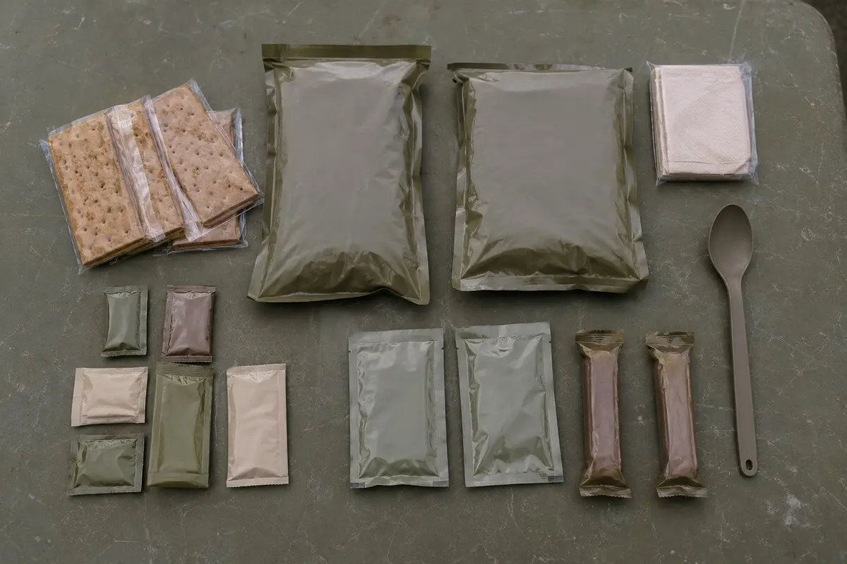Bestandteile einer militärischen Einmannpackung