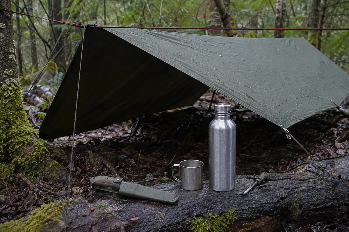 Schlichtes Survival-Set mit wenigen robusten Gegenständen