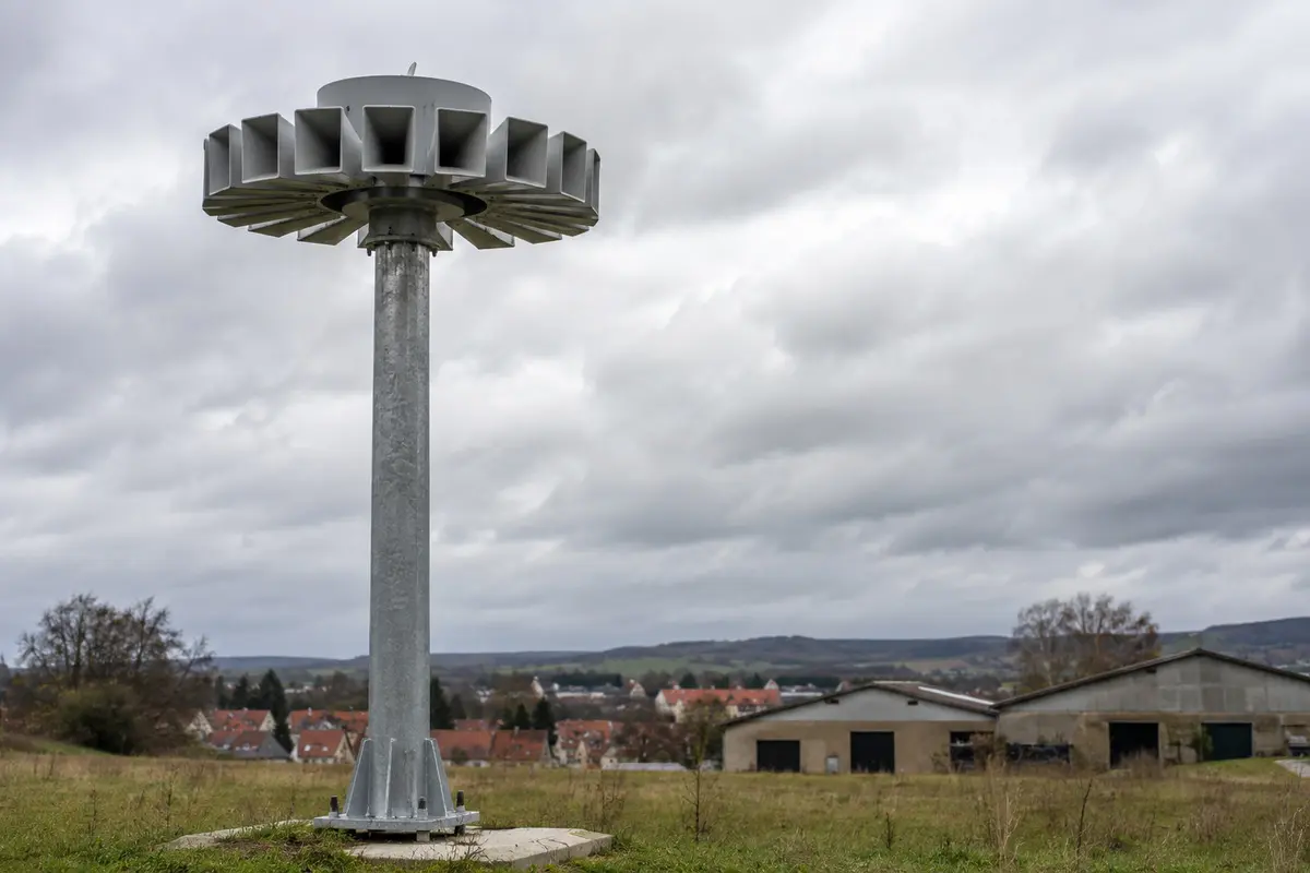 Elektronische Warnsirene am Rand einer Ortschaft