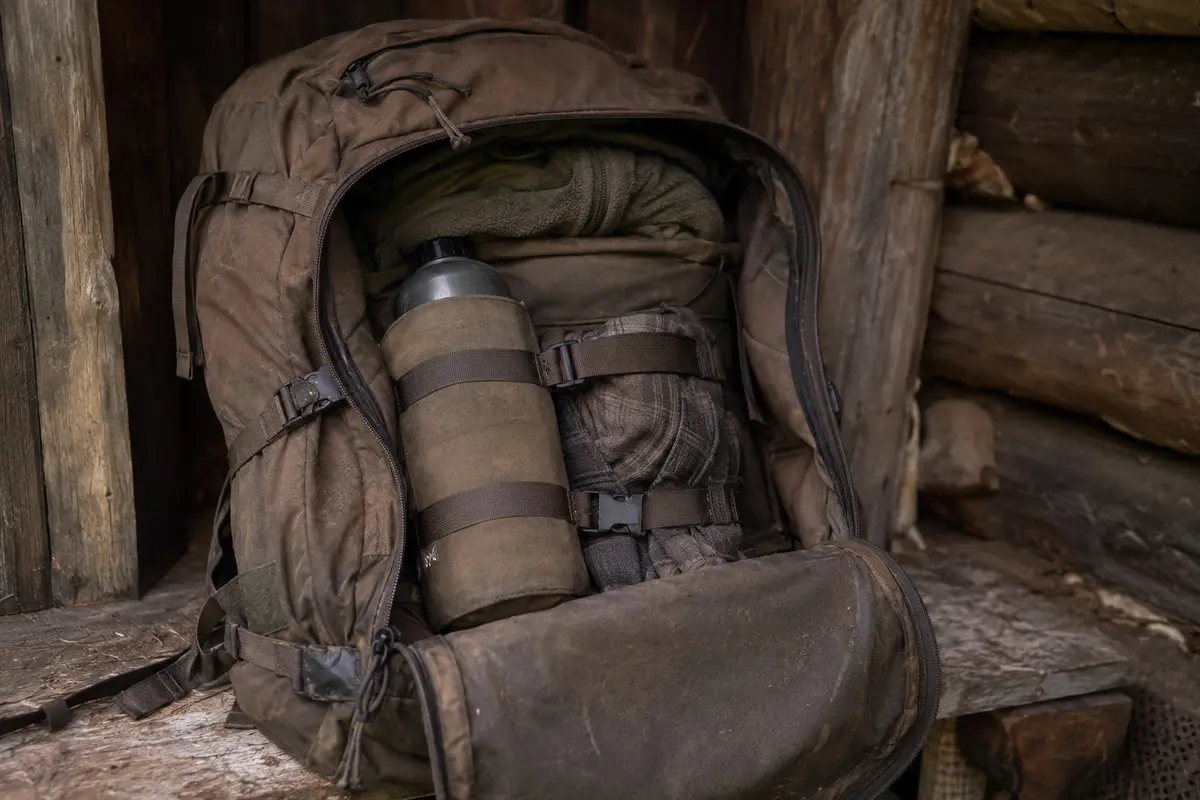 Geräuscharm gepackter Rucksack mit gesicherter Ausrüstung