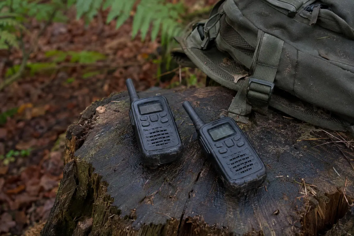Zwei PMR-Handfunkgeräte mit festen Antennen