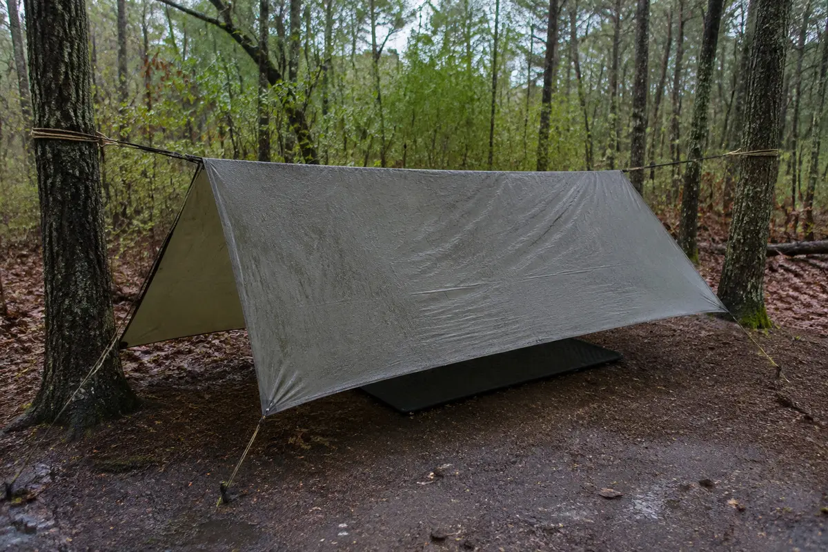 A-Frame-Shelter mit Schlafunterlage im Wald
