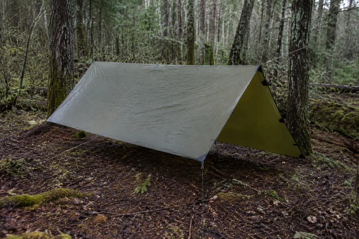 Straff gespanntes A-Frame-Tarp im Wald