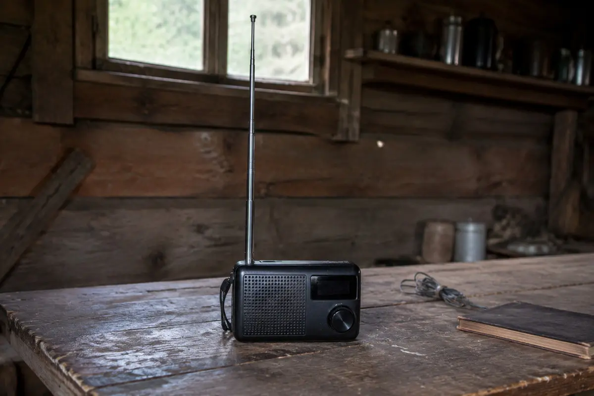 Weltempfänger mit ausgezogener Teleskopantenne