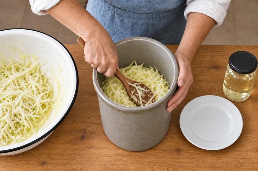 Den Kohl portionsweise verdichten und den gesamten ausgetretenen Saft mit einfüllen.