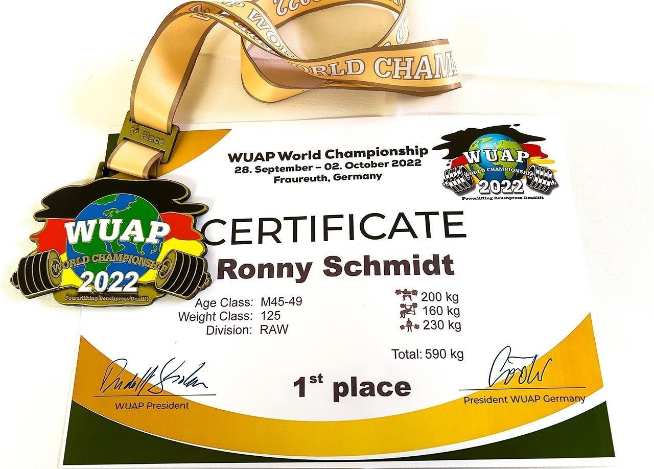 Ronny wird Weltmeister im Kraftdreikampf 2022