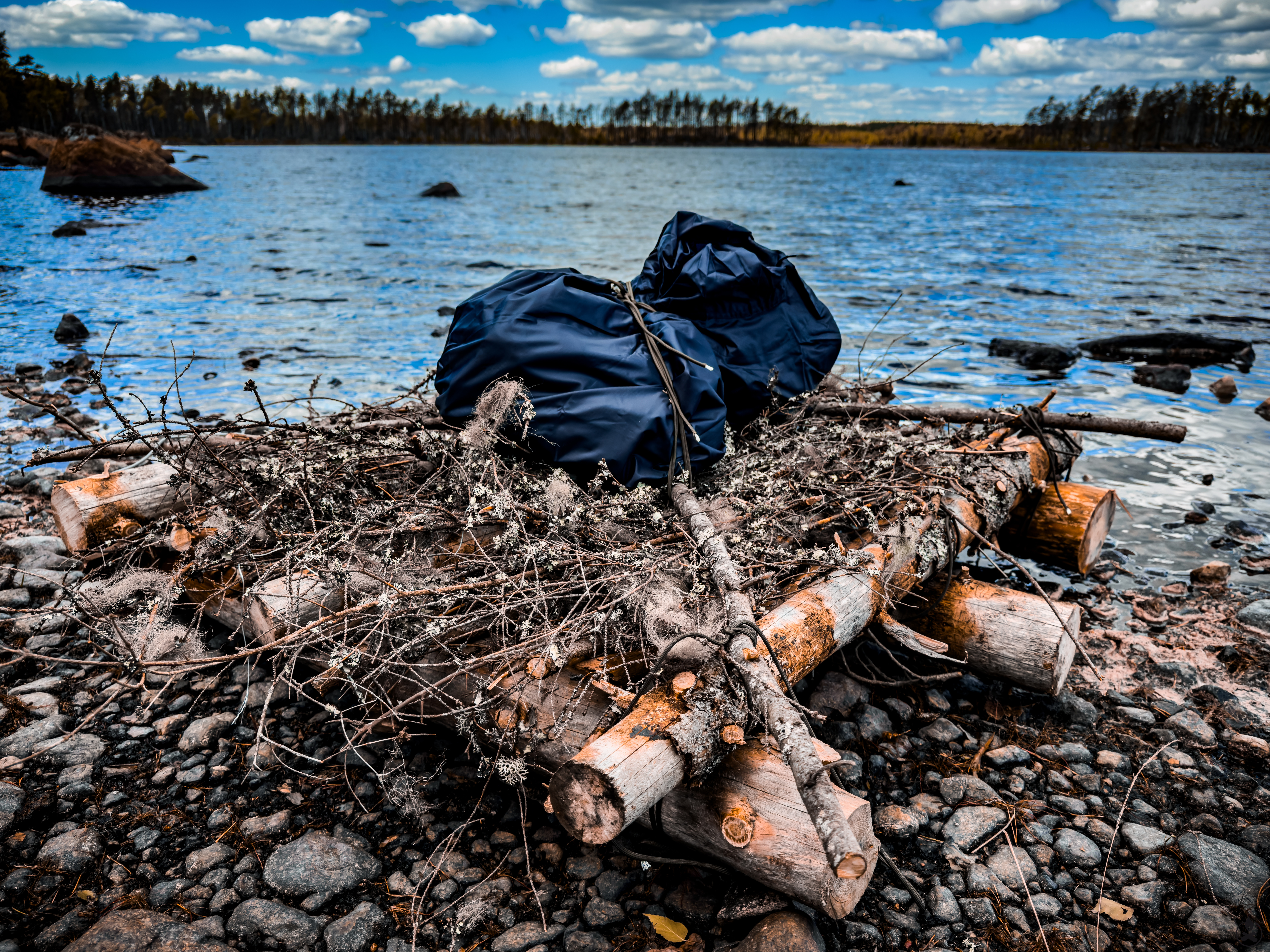 Transportfloß für Seeüberquerung in Schweden